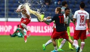 Bei der Meisterparty von Red Bull Salzburg durften die Bierduschen natürlich nicht fehlen