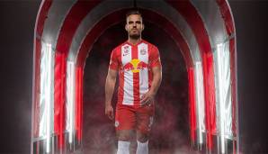 Marin Pongracic präsentiert das neue Trikot.