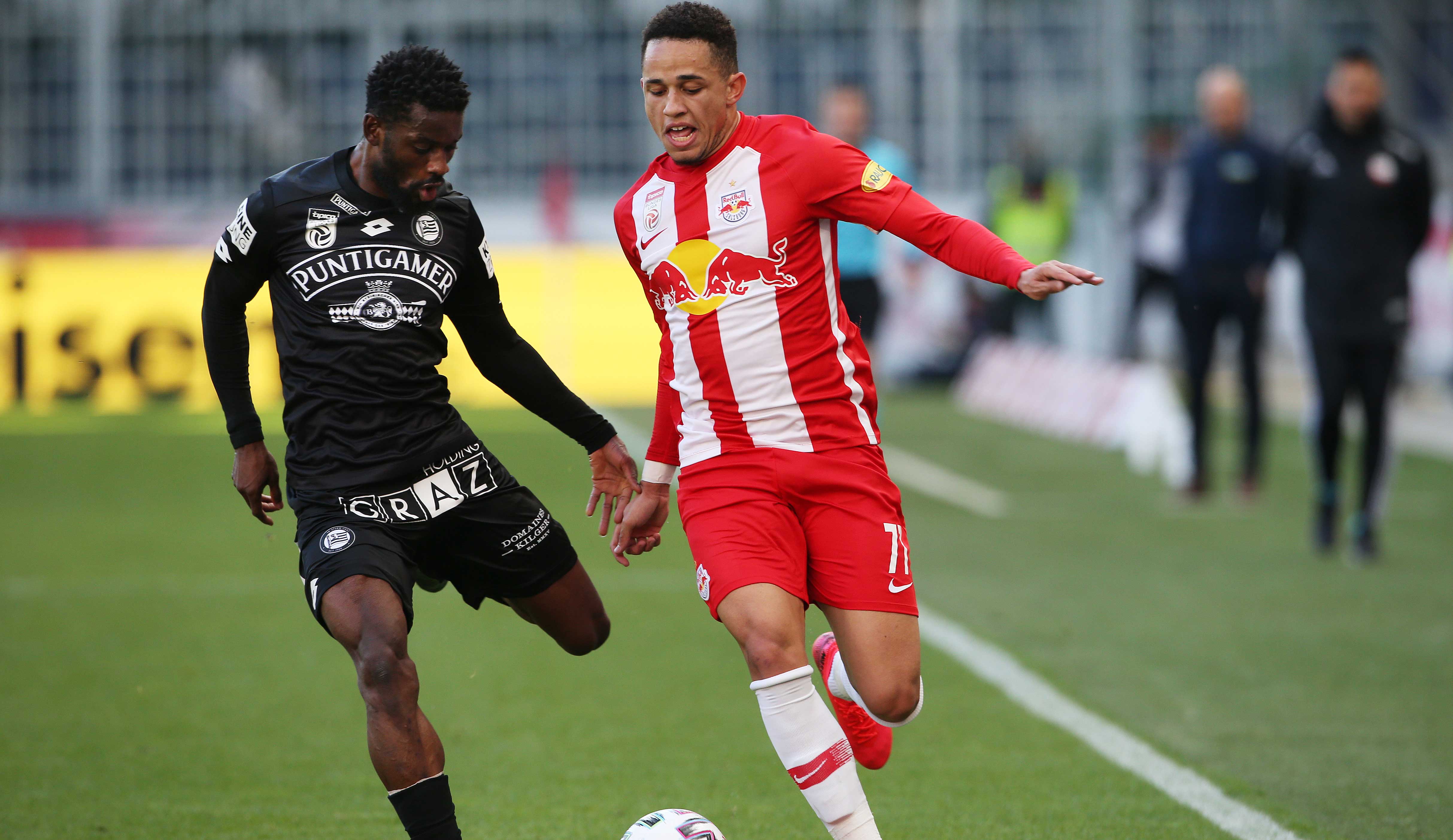 Isaac Donkor (li.), hier im Duell mit Noah Okafor, gab gegen Red Bull Salzburg in der 22. Runde sein Startelf-Comeback.