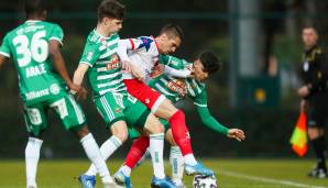 Nicholas Wunsch und Adrian Hajdari (beide SK Rapid) im Zweikampf mit Miljan Vukadinovic (FK Vojvodina).