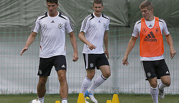 Stehen in der Startelf gegen Italien: Mario Gomez (l.) und Toni Kroos (r.)