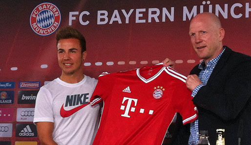 Mario Götze (l.) präsentiert gemeinsam mit Sportvorstand Sammer das FCB-Trikot mit der Nr. 19