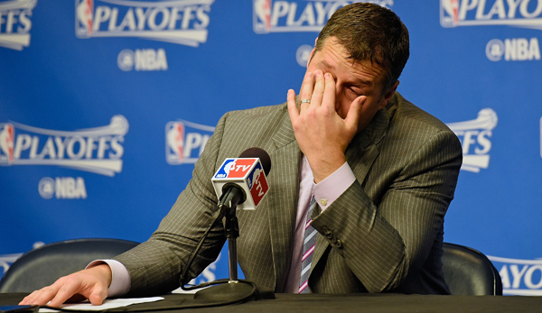 Joerger hatte auf der Pressekonferenz nach dem Playoff-Aus mit den Tränen gekämpft