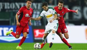 Jonas Hofmann von Mönchengladbach hat gleich zwei Gegenspieler gegen sich.