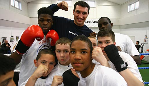 Wladimir Klitschko betreut in Berlin das Laureus-Projekt "KICK im Boxring"