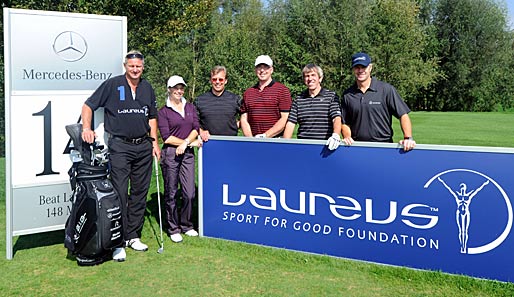 Stefan Blöcher (l.) nahme eine Spende für die Laureus-Stiftung entgegen