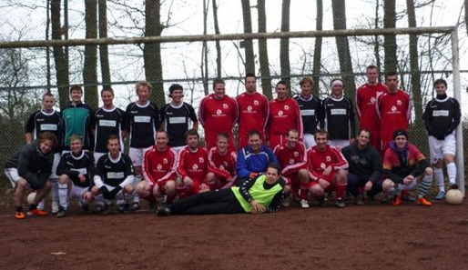 Fußball vereint: Rosa Stern Kiel (in schwarz) gewann gegen den SVT und kann vom Finale träumen