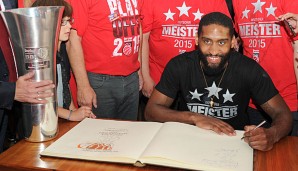 Brad Wanamaker unterschrieb in Bamberg das Goldene Buch - und einen neuen Vertrag