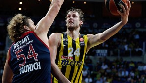 John Bryant zeigte gegen Fener-Star Jan Vesely eine starke Vorstellung, doch es reichte nicht