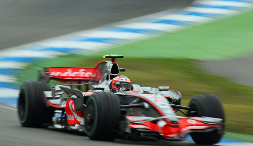 Auf der Strecke glänzt allerdings zuerst sein Teamkollege. Heikki Kovalainen fährt die schnellste Zeit im letzten Freien Training