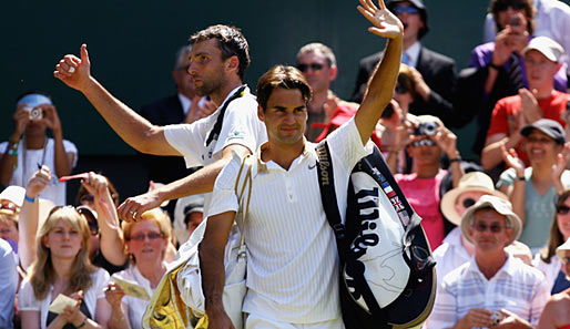 Dort trifft der Deutsche auf Roger Federer: Der machte mit Ivo Karlovic kurzen Prozess - Sieg in drei Sätzen