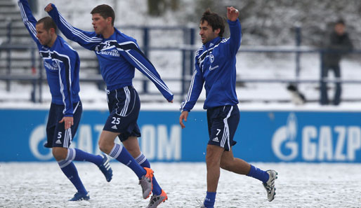 Die Schalke-Profis Nicolas Plestan, Klaas-Jan Huntelaar und Raul (v. l. n. r.) waren sicher noch nie so dankbar für Aufwärmübungen