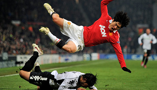 6. Spieltag: Are you ready to fly? Manchesters Park Ji-Sung (oben) bleibt diesbezüglich keine Wahl, da Valencias Ever Banega ihn ungefragt umholzt