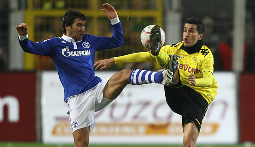 Wie beim Paarlaufen: Raul (l.) und Sahin beim Kampf um den Ball