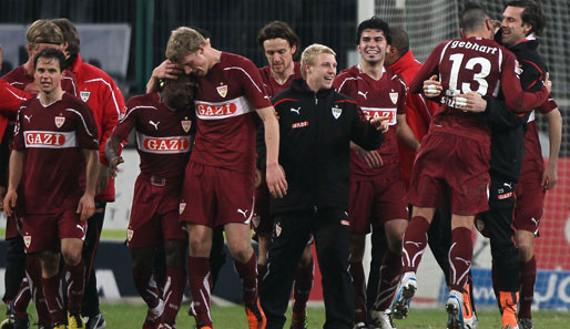 Am Ende jubelte nur der VfB. Timo Gebhart (2.v.r.) verwandelte kurz vor dem Schlusspfiff einen Foulelfmeter zum 3:2-Endstand