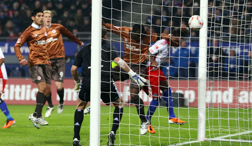 In der 59. Minute reagierte Gerald Asamoah nach einer Eckball-Verlängerung von Fabian Boll schneller als die HSV-Abwehr und drückte den Ball ins Tor