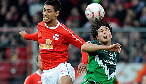 Claudio Pizarro (r.) hatte im ersten Durchgang Probleme, sich in Szene zu setzen