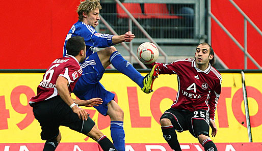 Schwerer Stand: Stefan Kießling (M.) wird von Dominic Maroh und Javier Pinola (r.) bei der Ballannahme früh gestört