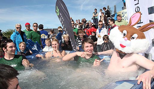 Sogar ein Junggesellenabschied verirrte sich zum Snowvolleyball. Da ließ sich der Bräutigam (im Hasenkostüm) nicht lumpen - und stieg in den Whirlpool