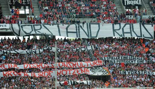 1. FC Köln - FC Schalke 04 2:1: Ein Großteil der FC-Fans machte unmissverständlich klar, wass sie vom eigenen Vorstand halten