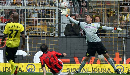 Kurz vor der Pause die große Chance für die Eintracht: Gekas setzte den Ball an die Latte