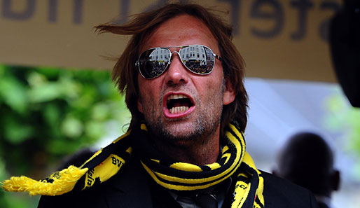 Selbst die schönste Sonnenbrille kann es nicht kaschieren: Auch Trainer Jürgen Klopp hat offensichtlich die Lampen an