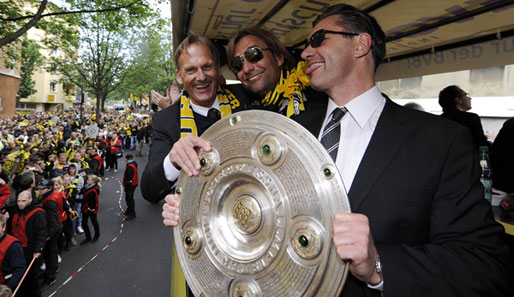 Auch Sportdirektor Michael Zorc (r.) tarnt seinen Zustand vorsichtshalber mit verspiegelten Gläsern