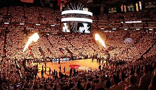 Volles Haus: Die Fans in der Halle sind schon richtig heiß auf den Auftakt der Finals-Serie. Auch dank der defitgen Pyro-Technik