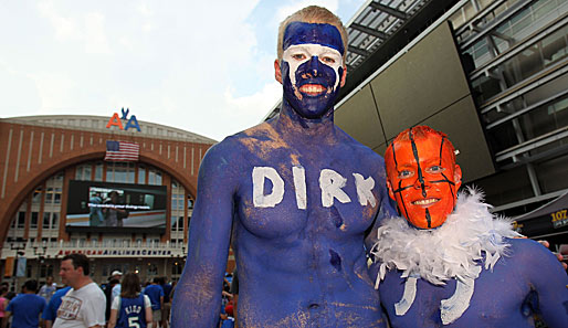 Alles ist größer in Texas. Das hilt auch für diesen gigantischen Dirk-Fan. Oder ist sein Kumpel, die Ball-Visage, einfach nur horizontal limitiert?