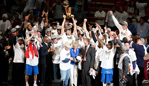 Zuvor hatte es auf dem Parkett die Siegerehrung gegeben. Nowitzki stemmt die Trophäe. Vorn in der Mitte mit Hut: Mavs-Gründer Don Carter nebst Gattin