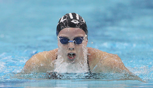 Die Ähnlichkeit mit dem Weihnachtsmann ist unverkennbar. Die Neuseeländerin Katie Kenneally präsentiert ihren Wasserbart bei der Universiade im chinesischen Shenzhen