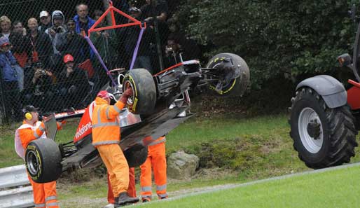 Hamilton kam ins Medical Center. Das Wrack seines McLaren kam an den Haken. Da hat das Team eine Menge zu reparieren