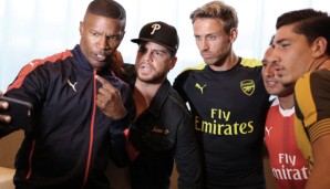 Einen Oscargewinner hat nicht jeder bei der Trikot-Präsentation am Start: Jamie Foxx mit den Arsenal-Stars Nacho Monreal, Santi Cazorla und Hector Bellerin in L.A.