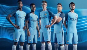 Fotoshooting im Hallenbad-Ambiente: Kelechi Iheanacho, Raheem Sterling, Kevin De Bruyne, Sergio Kun Agüero, David Silva (v.l.)