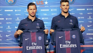 Grzegorgz Krychwiak (l.) und Thomas Meunier stellen das neue PSG-Heimdress vor. Blau-Rot bleiben auch in dieser Saison die Hauptfarben des Jerseys