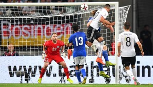 Darüber hinaus erteilte der exzentrische Stürmer auch dem FC Bayern einen Ratschlag: "Robert Lewandowski kann sich freuen, wenn Kimmich rechts spielt. Bei den Flanken macht er zehn Tore mehr. Ehrlich."