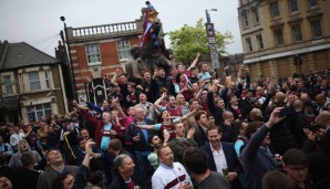 Dabei sollte der Abend doch ganz im Zeichen des altehrwürdigen Upton Parks stehen. Das Stadion (auch als Boleyn Ground bekannt) war zum letzten Mal Austragungsort eines PL-Spiels