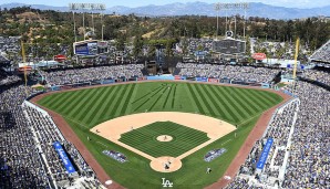 Dodger Stadium ist auch einer der wenigen Ballparks, die nahezu symmetrisch gebaut sind - beide Foul-Linien sind 330 Fuß lang, Center Field ist 400 Fuß tief