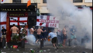 Viele der sogenannten Fans suchten ihr Heil in der Flucht und so lösten sich die Krawalle