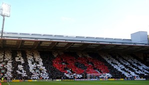 Die Poppy (Mohnblume) ist die Blume des Gedenkens an Opfer des Kriegs. Vor der Partie Watford gegen Millwall zeigen die Fans ihre Anteilnahme