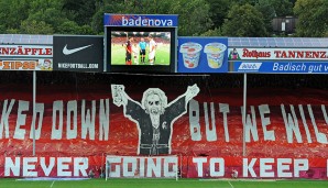 Der Dude ist da! Die Freiburger Fans feiern ihre Mannschaft im Big-Lebowski-Style