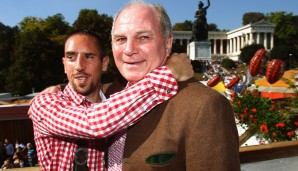 Hoeneß zu den Versuchen von Real Madrid, Ribery zu verpflichten: "Pedro Jimenez, Florentino Perez' Berater, hat ein paar Mal angerufen. Ich habe ihn gefragt, ob er Monopoly kennt. Das ist ein deutsches Spiel, das Kinder und Erwachsene gerne spielen ..."