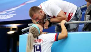 Und noch eine aus der Riege der Weltmeisterinnen! US-Fußballerin Julie Ertz ist mit NFL-Star Zach Ertz verheiratet. Der Tight End der Eagles unterstützt natürlich fleißig im Stadion!