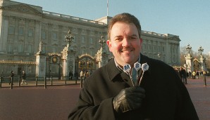 Very british: Phil Taylor posiert vor dem Buckingham Palace in London. Und zwar als Member of the Order of the British Empire