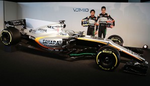 Dem Anlass angemessen posieren Sergio Perez (l.) und Esteban Ocon neben ihrem neuen Baby