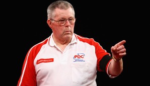 Hängen wir das Gegenstück an. John MaGowan ließ sich bei den PDC Players Championship in Veldhoven 2008 nicht lumpen und zeigte den jungen Hüpfern, wie hübsch so ein Neun-Darter aussieht. Kann man mal machen mit 67 Jahren (Quelle: Dartn.de)