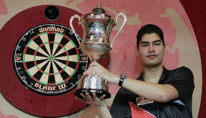 Streuen wir mal eben den jüngsten Weltmeister aller Zeiten ein: Jelle Klaasen. Bei seinem Triumph bei der BDO-WM 2006 war Klaasen zarte 21 Jahre jung. Jüngster PDC-Weltmeister ist MvG, der 2014 24 Lenzen auf dem Buckel hatte