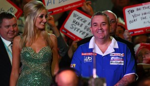 Na gut, wir pfeffern noch einen Rekord von The Power hinterher! 2009 produzierte er bei der Darts-EM mal eben einen Turnier-Average von 111,51 Punkten. Mal wieder unerreicht. Da staunt auch das Walk-on-Girl