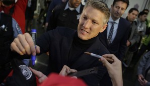 Viele Autogramme! Schweinsteiger nimmt sich sichtlich gerne die nötige Zeit