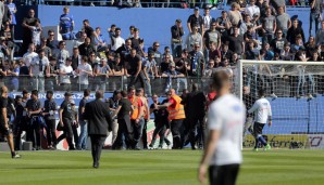 SC BASTIA - OLYMPIQUE LYON (abgebrochen): Die Woche der Idioten geht weiter! Auch in Bastia herrschte am Sonntagabend das Chaos: Beim Aufwärmen stürmten Bastia-Anhänger aufs Feld und dabei in die Nähe der Lyon-Profis